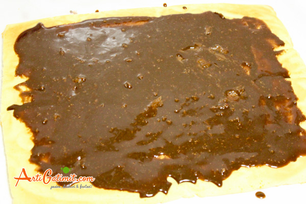 Rolè me luleshtrydhe e çokollatë - Receta Embelsire